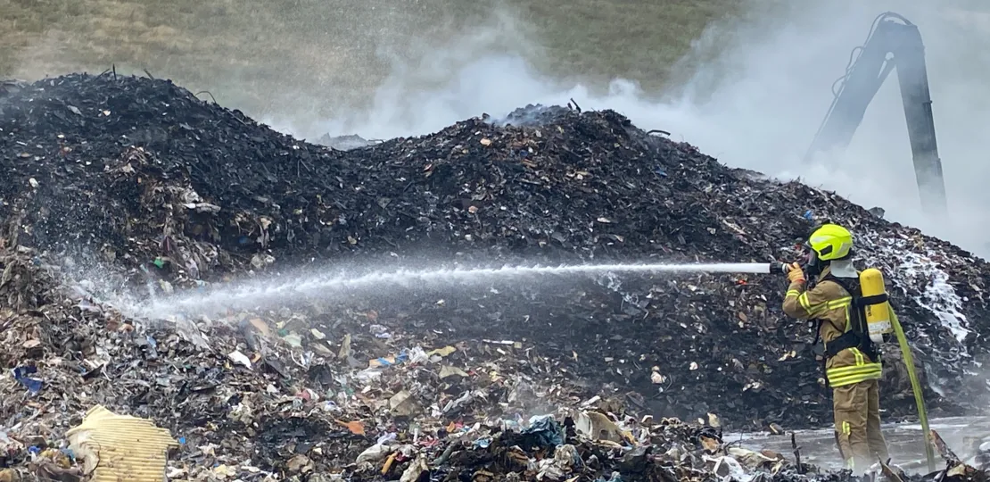 Die hannoverschen Brandsch&uuml;tzer l&ouml;schten Brandnester mit Wasser und L&ouml;schschaum ab
